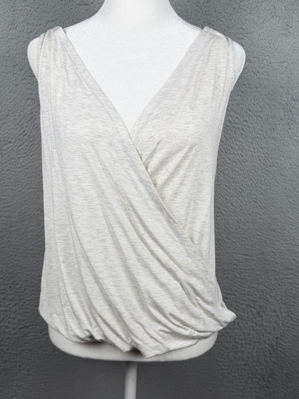 Lululemon Top Womens 6 Beige Criss Cross Front Sleeveless Athletic Gym